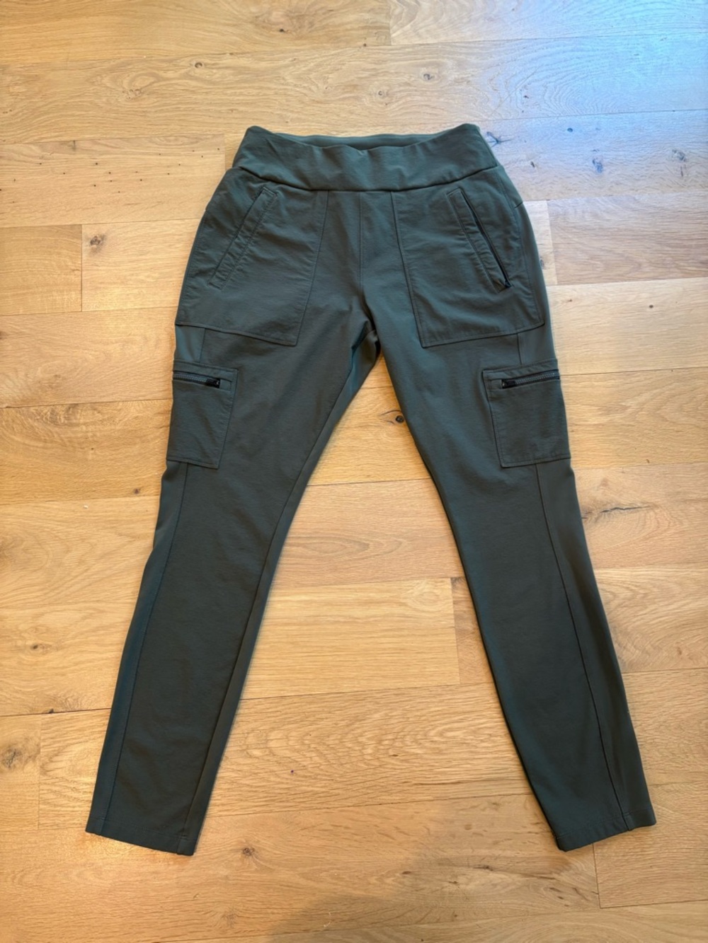 Athleta Headlands Hybrid Cargo in Olive